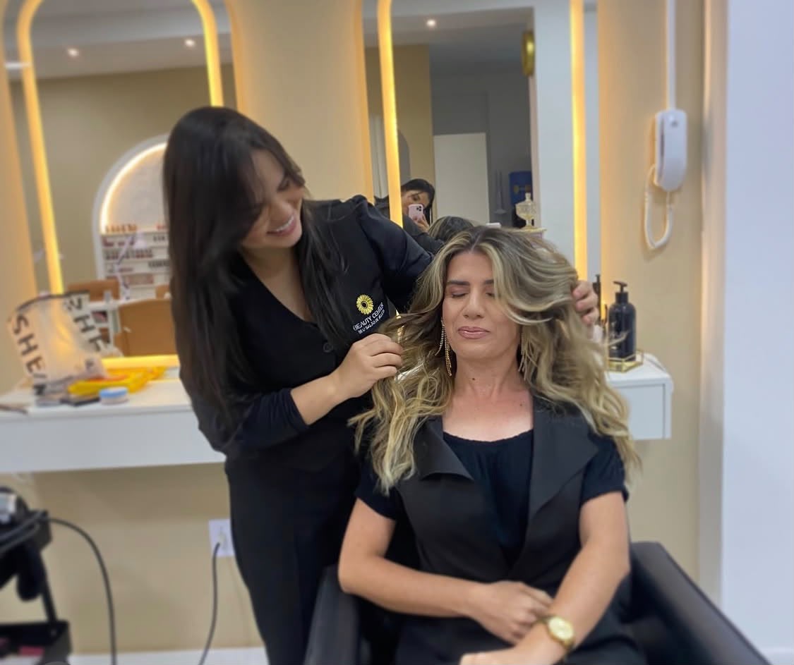 Equipe de profissionais do Beauty Center posando juntas no salão em Santa Rita/PB